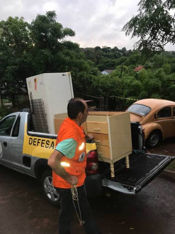 Casa fica parcialmente destruída após deslizamento provocado pelas chuvas, em Santo
Ângelo - foto 3