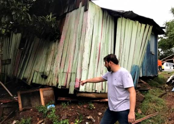 Família foi retirada do imóvel pela Defesa Civil do município