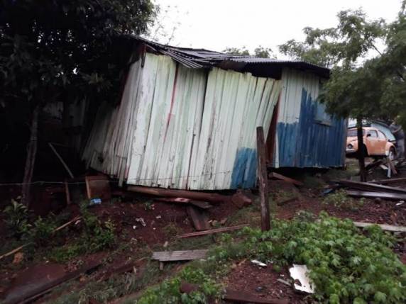 Casa fica parcialmente destruída após deslizamento provocado pelas chuvas, em Santo
Ângelo - foto 2
