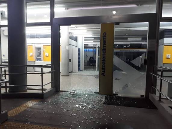 Pelo menos cinco homens armados com fuzis explodiram o banco, mas conseguiram fugir