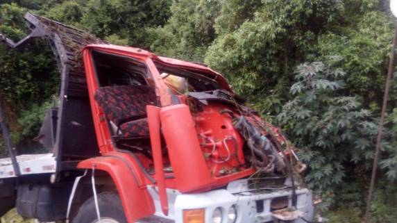 Caminhão tomba na Serra de Pouso Novo e deixa rodovia parcialmente bloqueada - foto 3