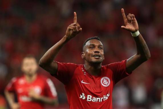 Leandro Damião e Edenilson marcaram, ainda no primeiro tempo, os gols colorados na partida