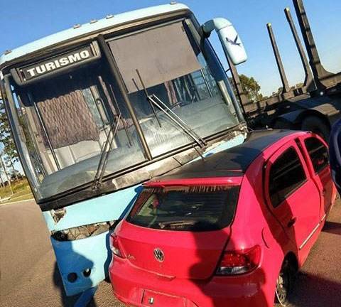 Acidente envolvendo ônibus de turismo e um automóvel deixa ao menos uma vítima fatal na BR 293 - foto 3