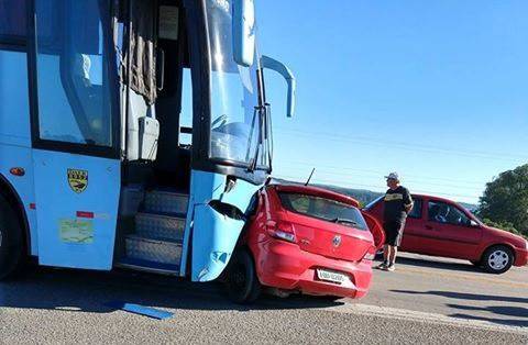 Acidente envolvendo ônibus de turismo e um automóvel deixa ao menos uma vítima fatal na BR 293 - foto 2