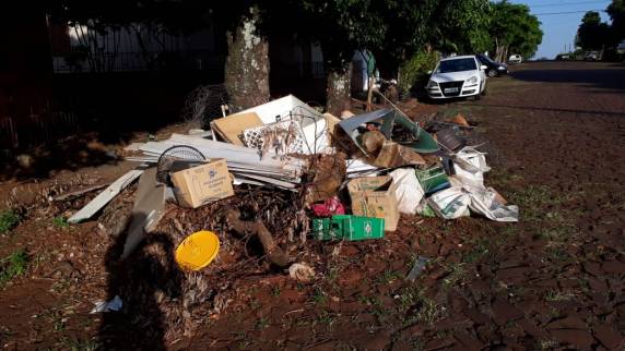 Morador denúncia formação de lixão em via publica de Três de Maio - foto 2