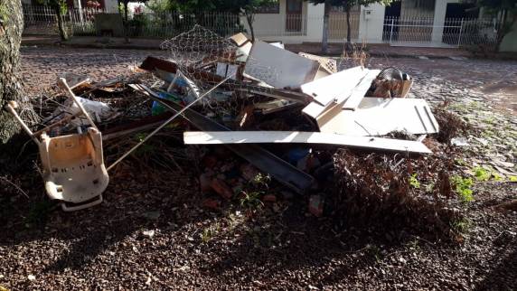 Morador denúncia formação de lixão em via publica de Três de Maio - foto 3