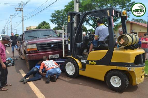 Motociclista é retirado de baixo de caminhonete após acidente em Tenente Portela - foto 3
