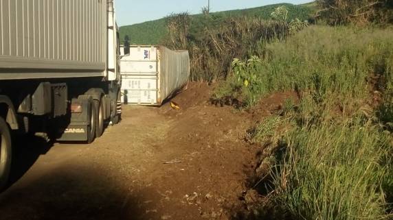 Carreta carregada com carne tomba na BR 386 em Boa Vista das Missões - foto 2