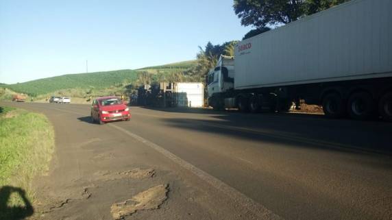 Carreta carregada com carne tomba na BR 386 em Boa Vista das Missões - foto 3