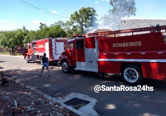Corpo de Bombeiros combatem incêndio em Santa Rosa - foto 2