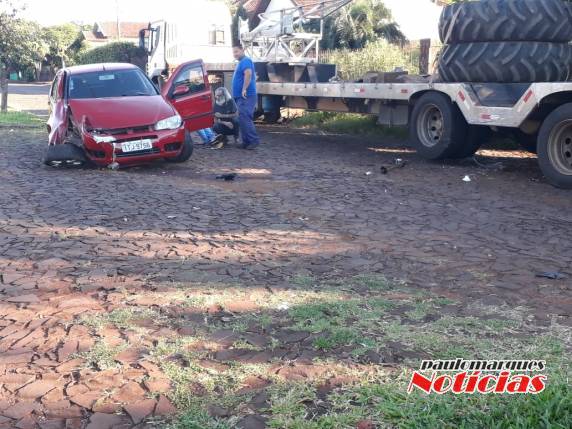 Veículo colide em carreta estacionada em
rua de Três de Maio - foto 2