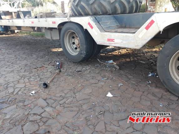 Veículo colide em carreta estacionada em
rua de Três de Maio - foto 4