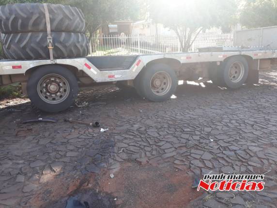 Veículo colide em carreta estacionada em
rua de Três de Maio - foto 5