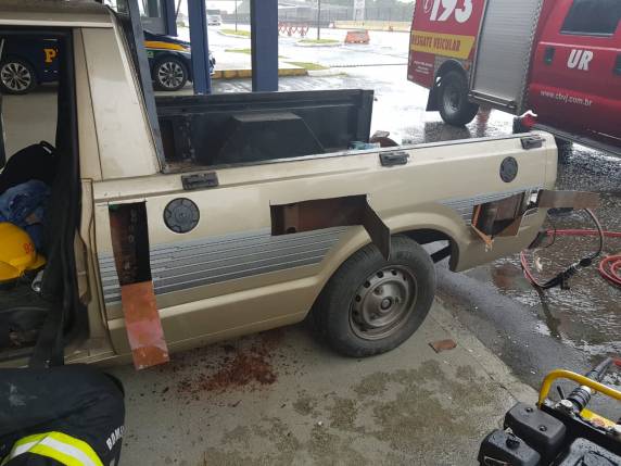 Cerca de 180 quilos de 

maconha são descobertos escondidos em lataria de caminhonete na BR 101 em Joinville - foto 2