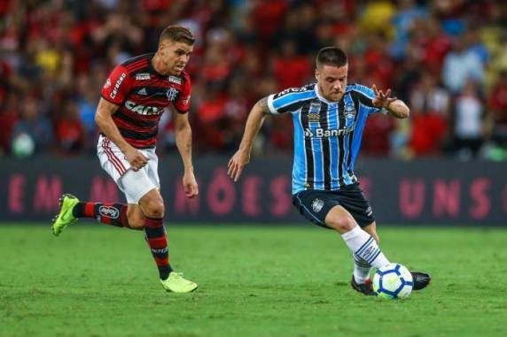 Com gol de Uribe e Diego, a equipe carioca venceu 

por 2 a 0 e se garantiu entre os quatro