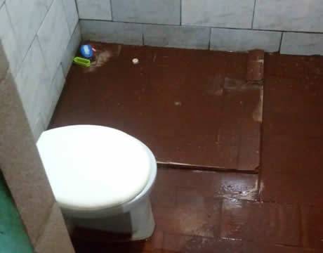 Casas ficam alagadas pela falta de estruturas para escoar a água das chuvas
