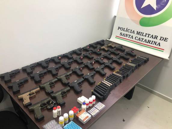 Motorista foi levado para 

a Polícia Federal. Parte das armas é de origem turca