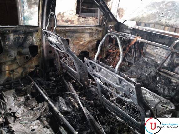 Incêndio de grandes proporções atinge Vesal Veículos na madrugada em Santo Augusto - foto 2