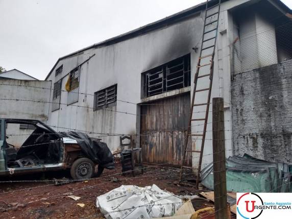 Incêndio de grandes proporções atinge Vesal Veículos na madrugada em Santo Augusto - foto 4