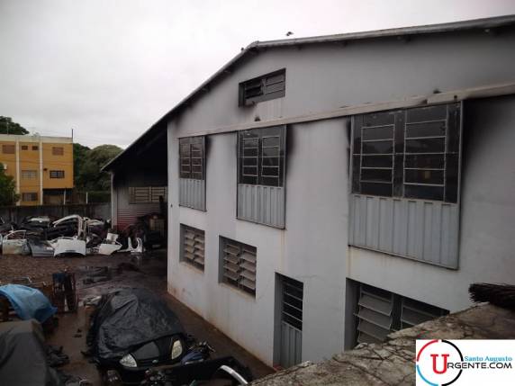 Incêndio de grandes proporções atinge Vesal Veículos na madrugada em Santo Augusto - foto 6