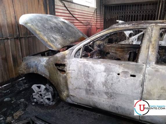 Incêndio de grandes proporções atinge Vesal Veículos na madrugada em Santo Augusto - foto 5