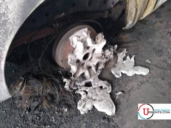 Incêndio de grandes proporções atinge Vesal Veículos na madrugada em Santo Augusto - foto 8