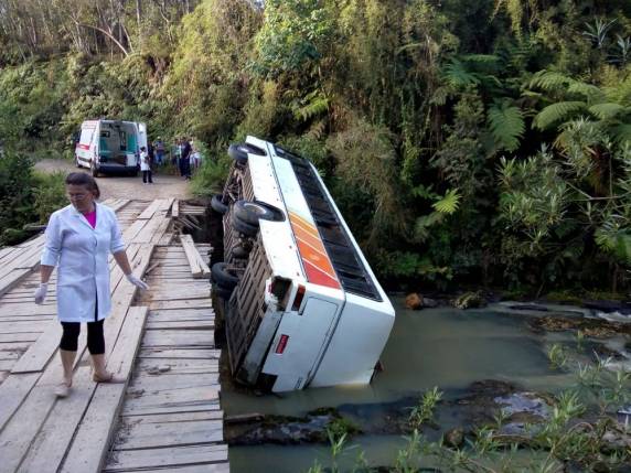 Veículo caiu em riacho na tarde deste sábado em Santa Terezinha. Dez pessoas sofreram ferimentos