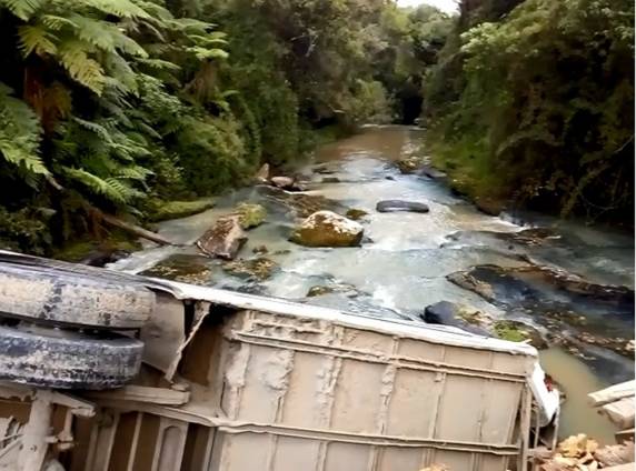 Veículo caiu em riacho na tarde deste sábado em Santa Terezinha. Dez pessoas sofreram ferimentos