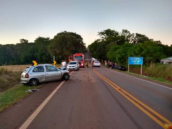 Acidente ocorreu por volta das 19h deste 

domingo (25), no Km 34, próximo à ponte sobre o Rio da Glória