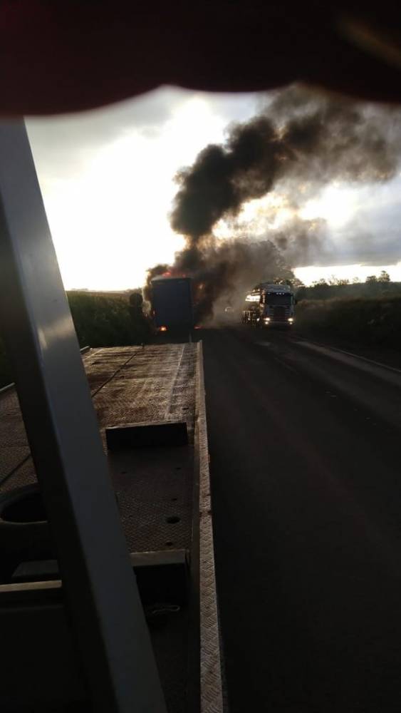 Fogo em caminhão deixa BR 285 bloqueada e causa congestionamento em Passo Fundo - foto 2