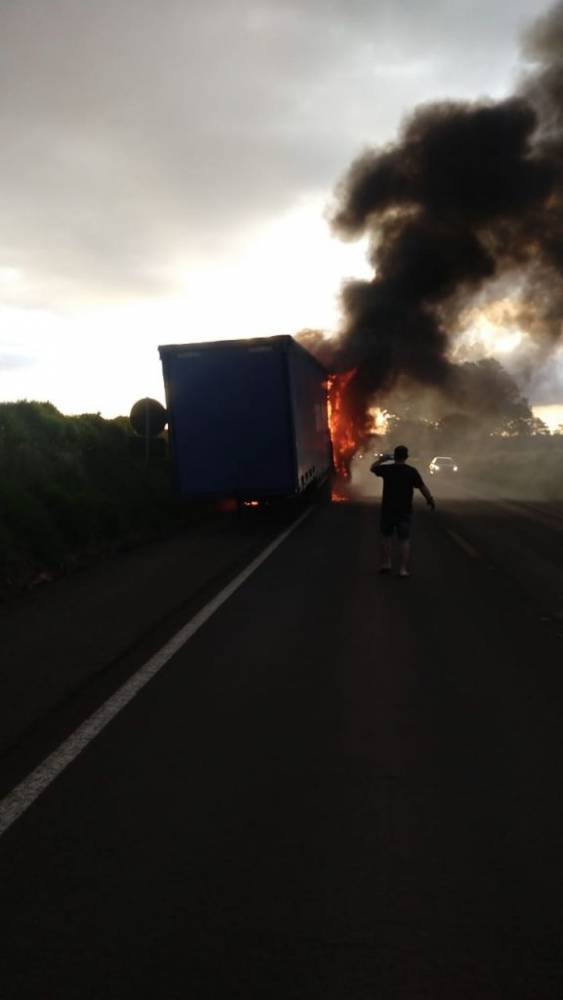 Fogo em caminhão deixa BR 285 bloqueada e causa congestionamento em Passo Fundo - foto 3