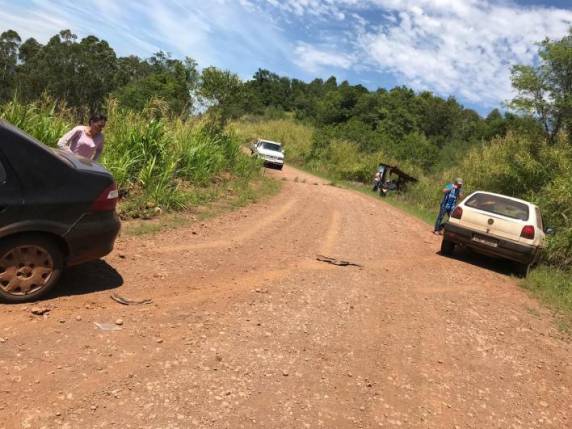 Colisão entre dois veículos em
estrada de terra no interior de Derrubadas - foto 3