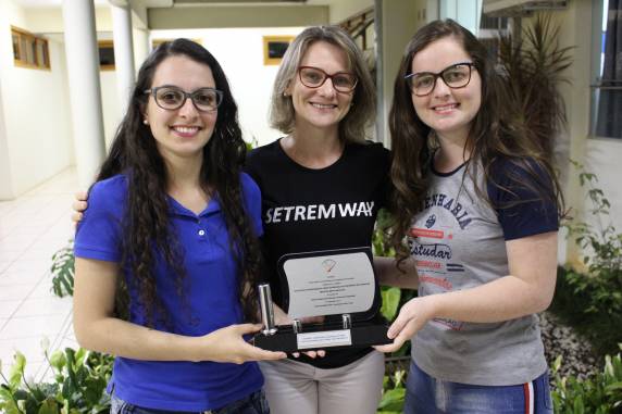 Trabalho produzido pelas acadêmicas Tanise Ourique e Bruna Streda, com orientação da 

docente Ivete Linn Ruppenthal, ganhou o prêmio de Melhor Artigo do 3º Sigepro