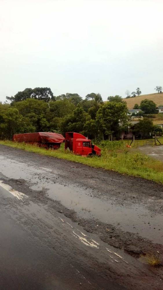 Acidente com duas carretas na RS 135 entre Getúlio Vargas e Erechim - foto 3