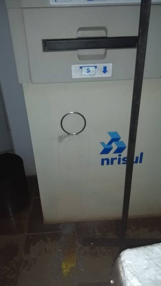 Tentativa de arrombamento no
Banrisul de Alpestre - foto 3