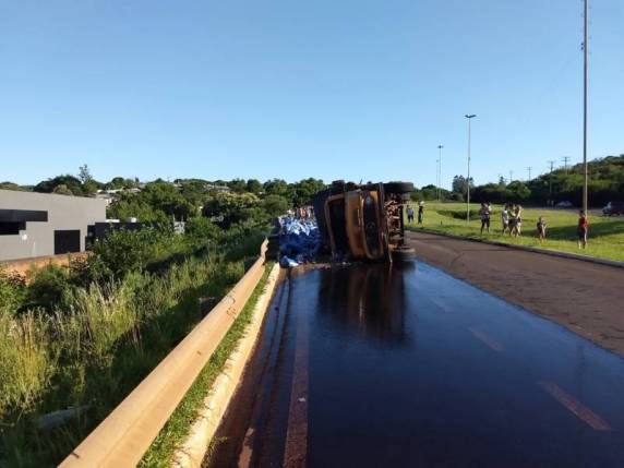 Caminhão carregado com ração para peixes tomba na ERS 344, em Santo
Ângelo - foto 2