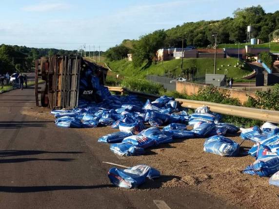 Caminhão carregado com ração para peixes tomba na ERS 344, em Santo
Ângelo - foto 3