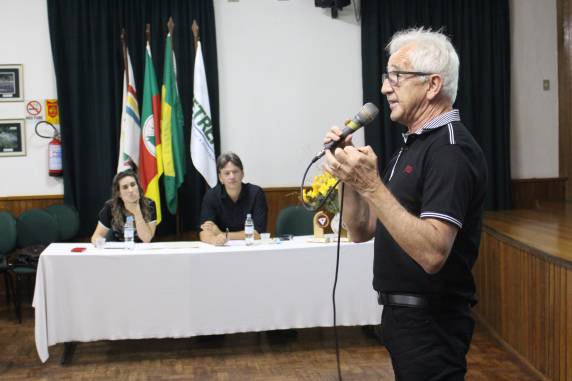 Acadêmicos interpretaram 

poesias autorias com o tema ?A Justiça no Rio Grande do Sul?