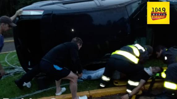 Jovem capota veículo no canteiro do Imigrante em Ibirubá - foto 4