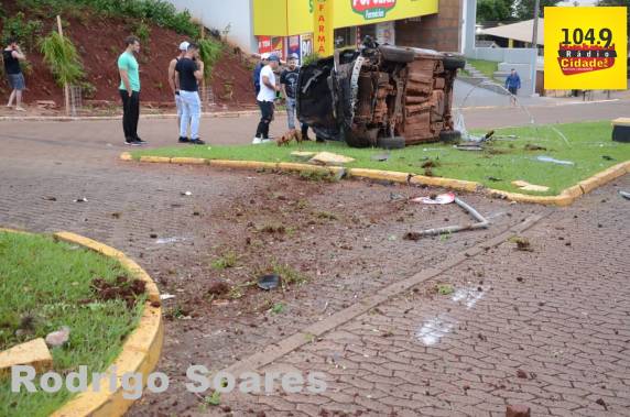 Jovem capota veículo no canteiro do Imigrante em Ibirubá - foto 3