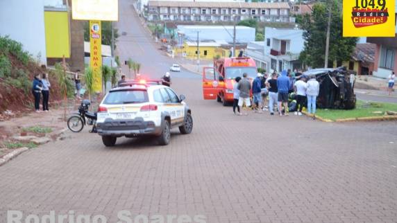 Jovem capota veículo no canteiro do Imigrante em Ibirubá - foto 2