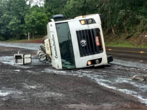 Caminhão carregado de
leite tomba na ERS 324 - foto 3
