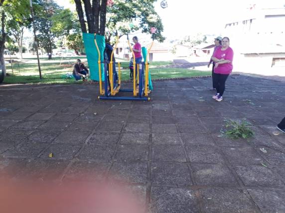 Praça do bairro São Francisco recebe decoração Natalina - foto 3