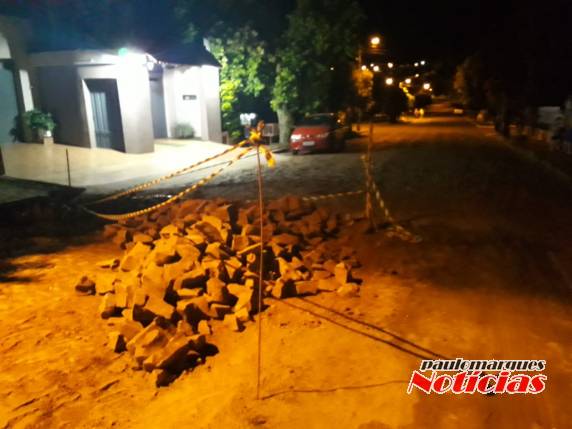 Caminhonete bate contra um monte de pedras de uma obra da CORSAN,
no Centro de Três de Maio - foto 2