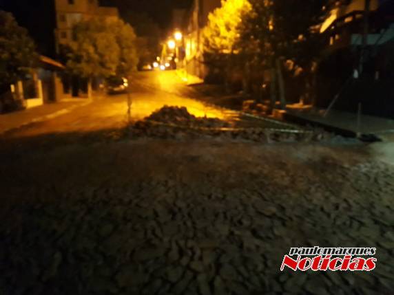 Caminhonete bate contra um monte de pedras de uma obra da CORSAN,
no Centro de Três de Maio - foto 3