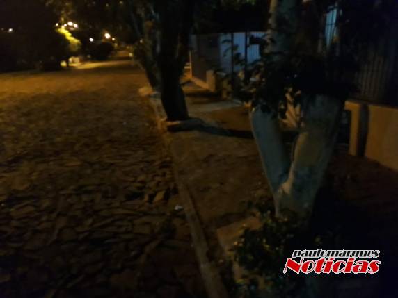 Caminhonete bate contra um monte de pedras de uma obra da CORSAN,
no Centro de Três de Maio - foto 4