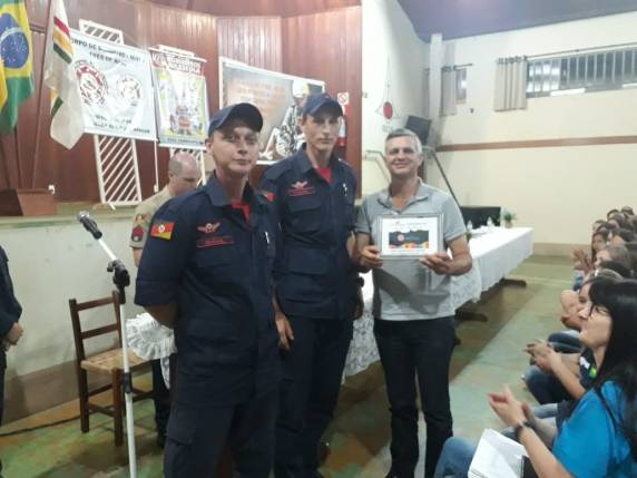 Solenidade marcou formatura do Projeto Bombeiro na Escola, em
Três de Maio - foto 3