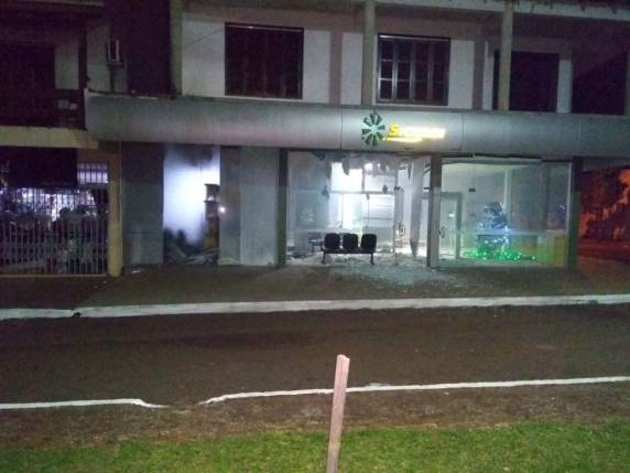 Grupo de assaltantes explodiu as agências do Banrisul e Sicredi no município de cerca de 11 mil habitantes