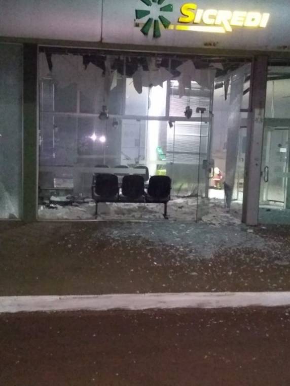 Criminosos atacam agências bancárias em Redentora - foto 3