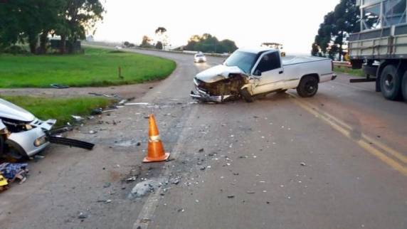 Vítimas estavam em um carro com capacidade para duas pessoas que colidiu frontalmente em caminhonete; o motorista do outro veículo fugiu
